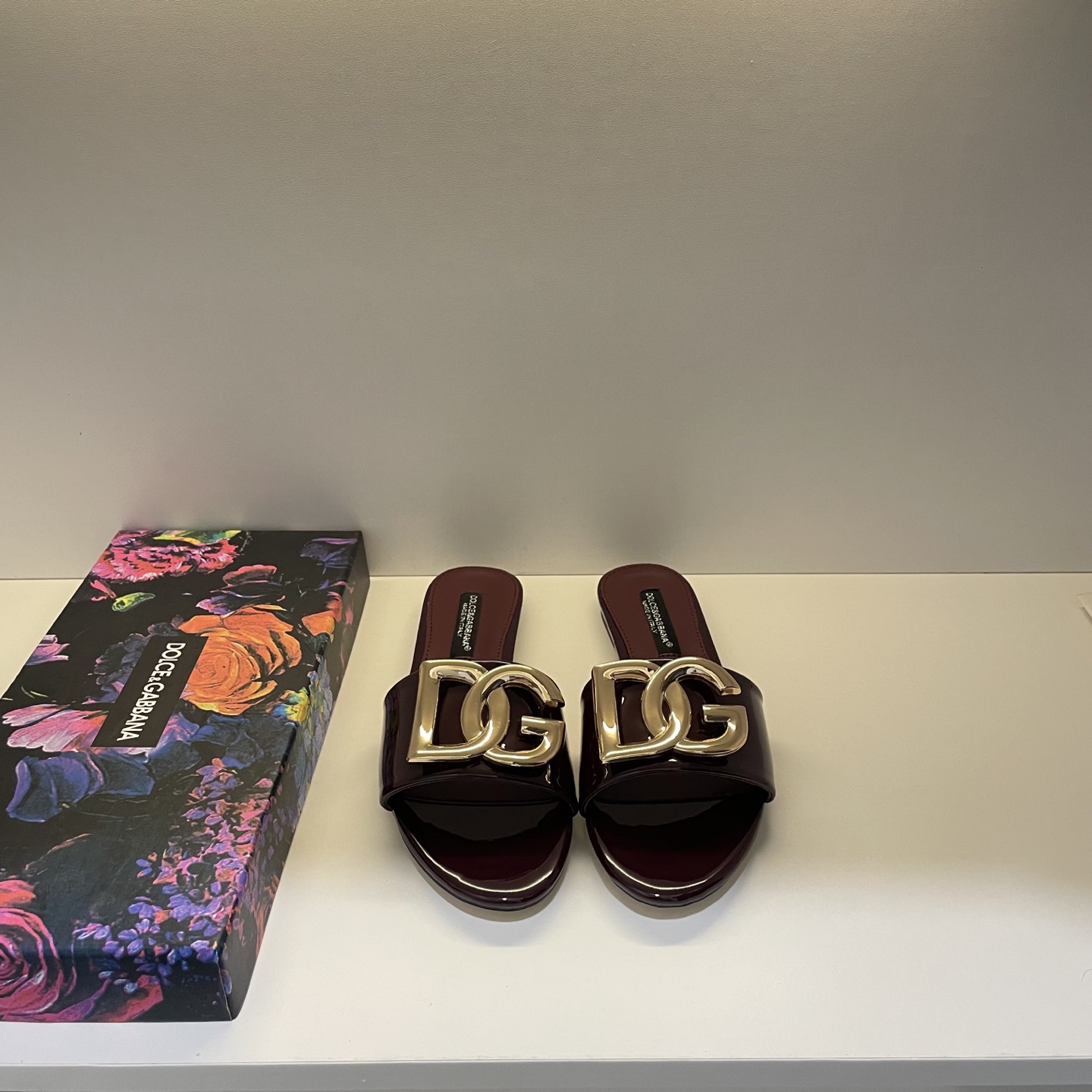 Stylish and classic slippers