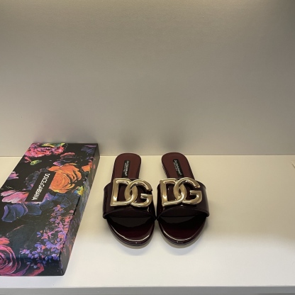Stylish and classic slippers