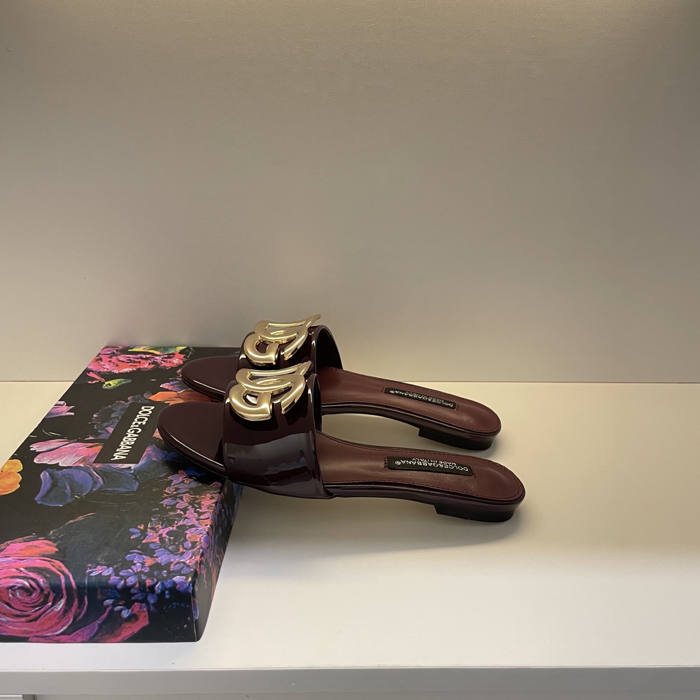 Stylish and classic slippers