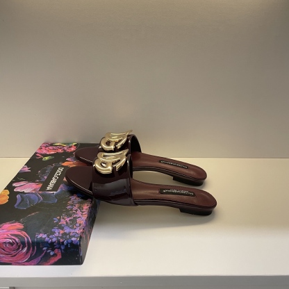 Stylish and classic slippers