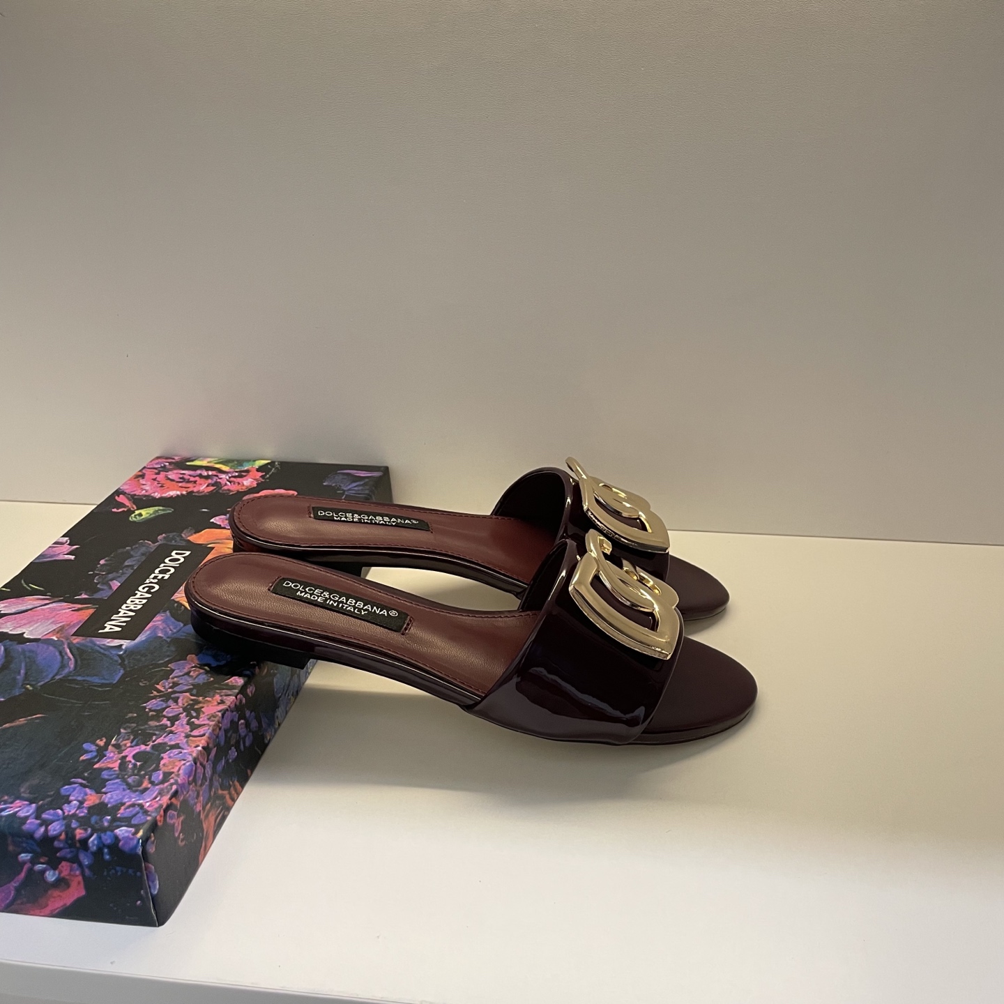 Stylish and classic slippers