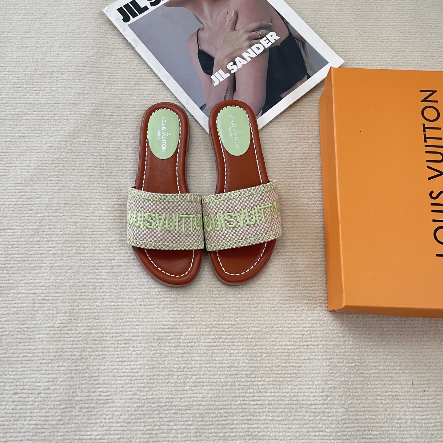 Embroidered flat slippers