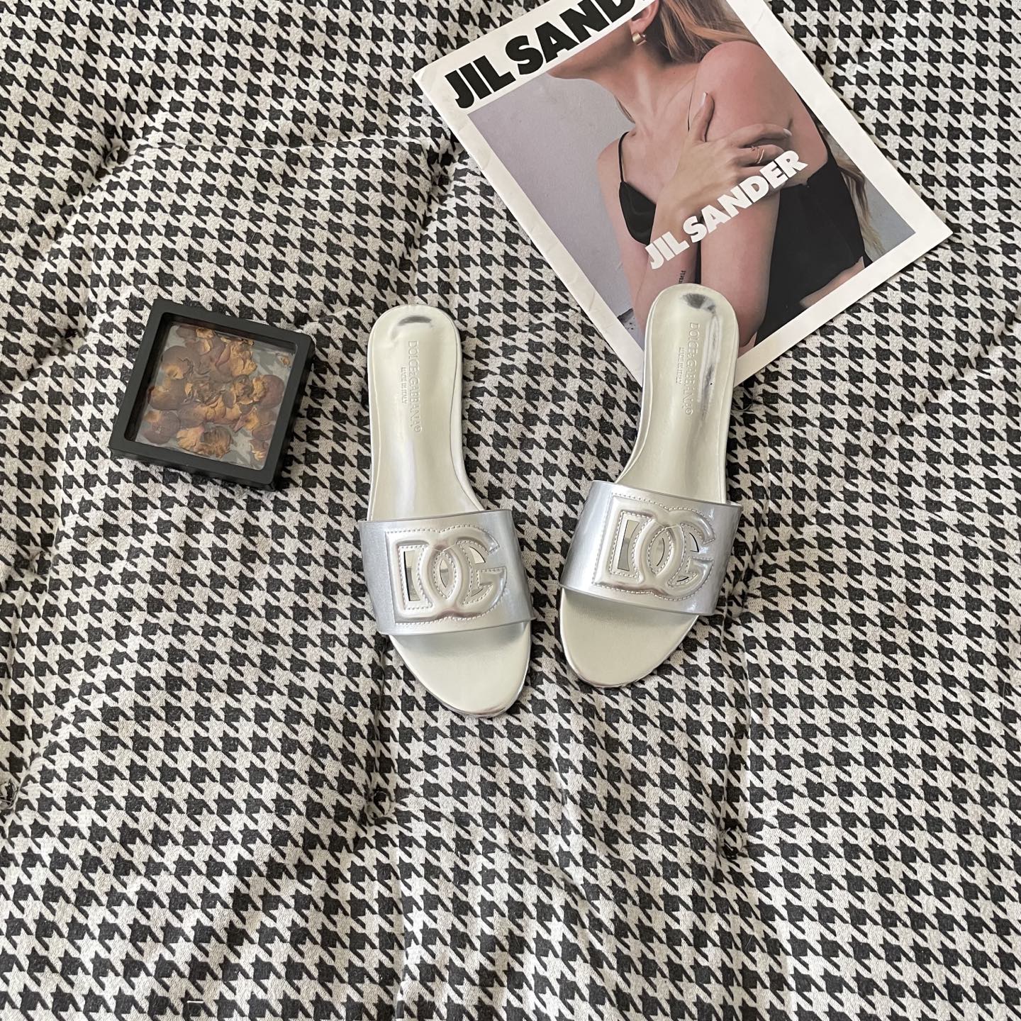 Stylish and classic slippers