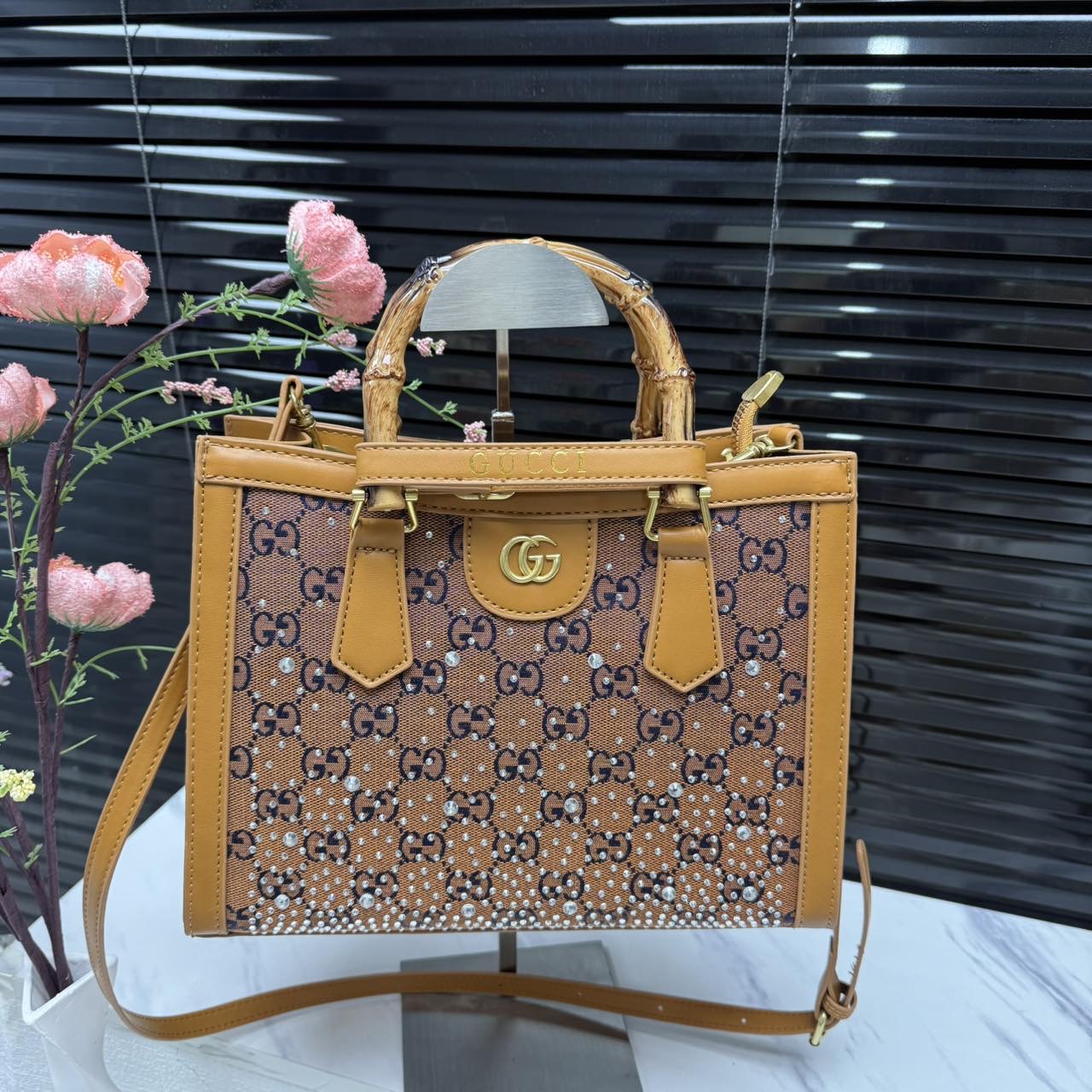 Light luxury large-capacity handbag