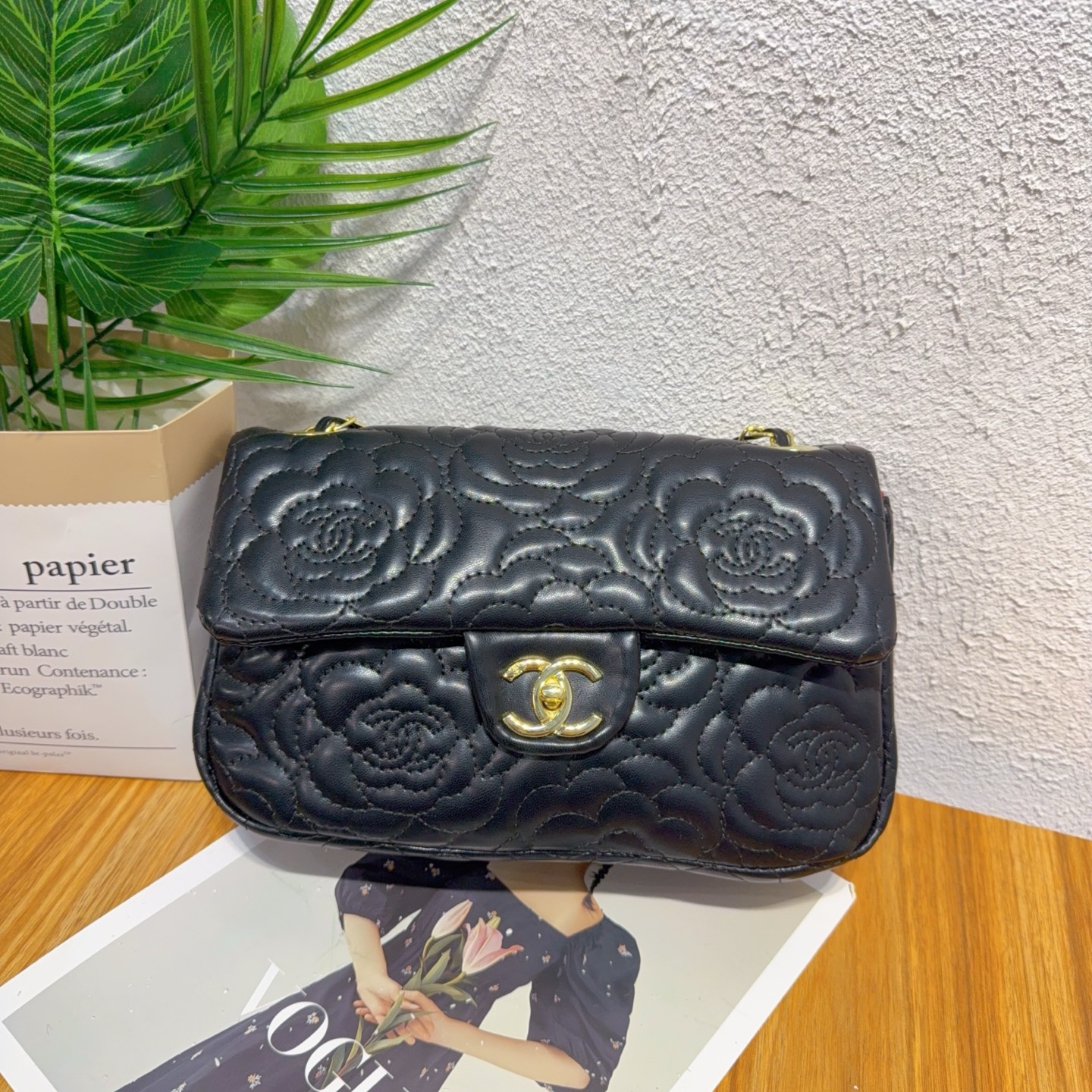 Classic camellia chain bag