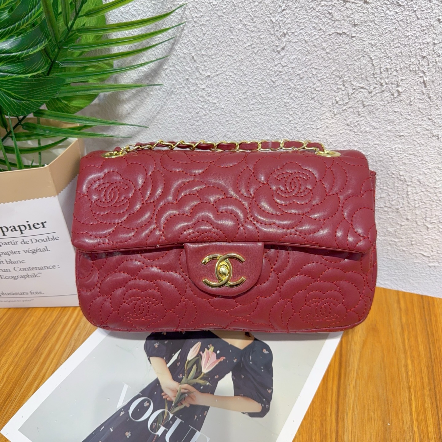 Classic camellia chain bag