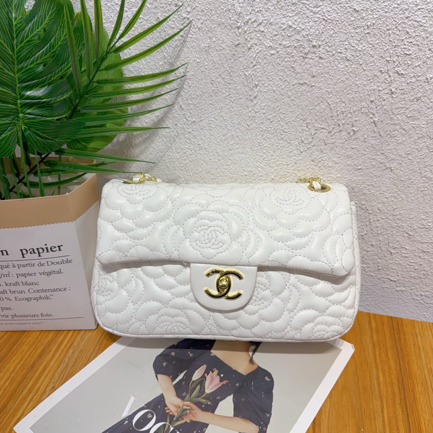 Classic camellia chain bag