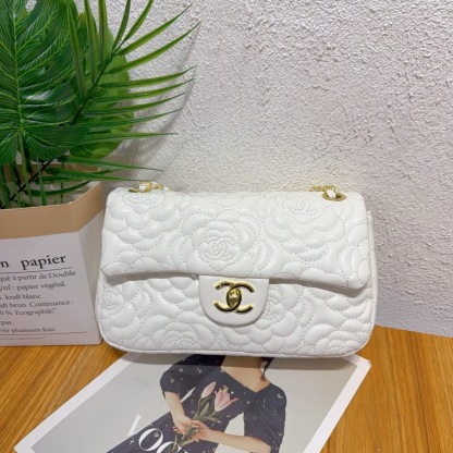 Classic camellia chain bag