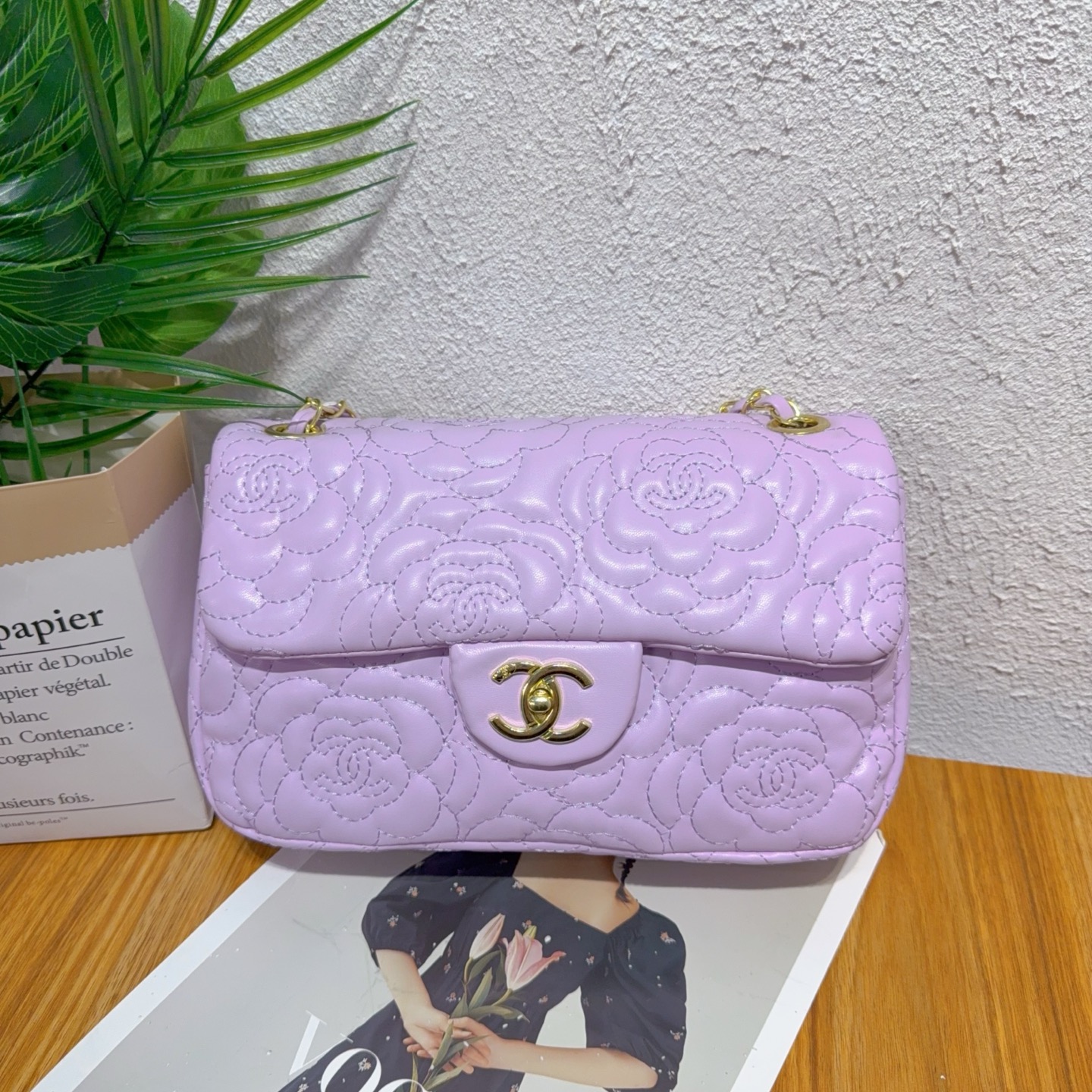 Classic camellia chain bag