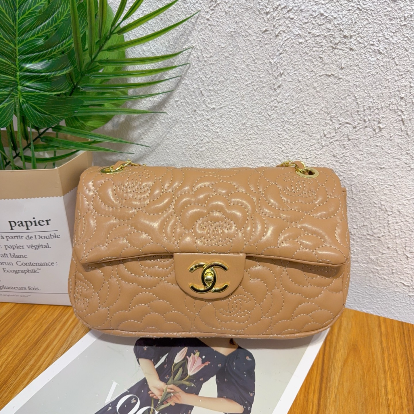 Classic camellia chain bag