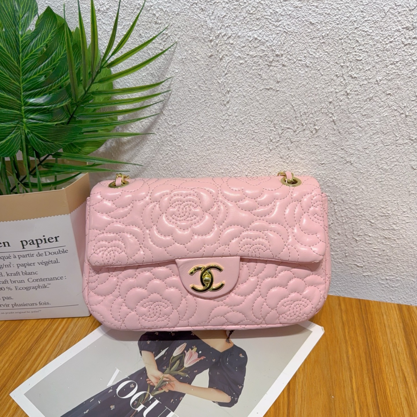 Classic camellia chain bag