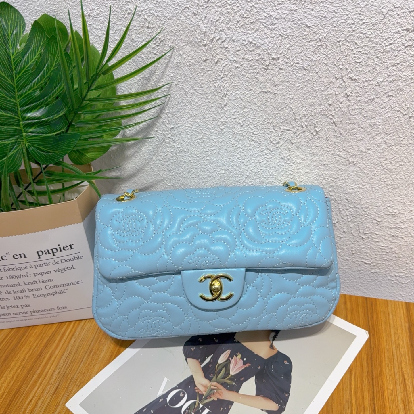 Classic camellia chain bag