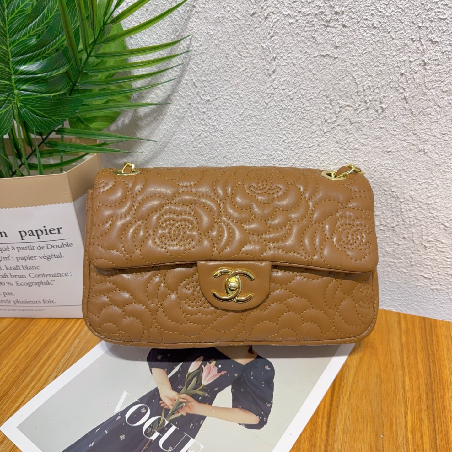 Classic camellia chain bag