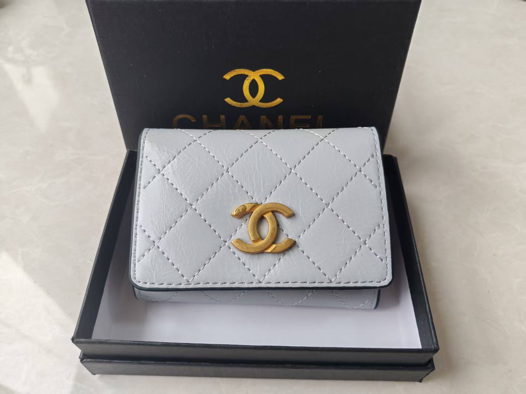 Simple and multi-functional wallet