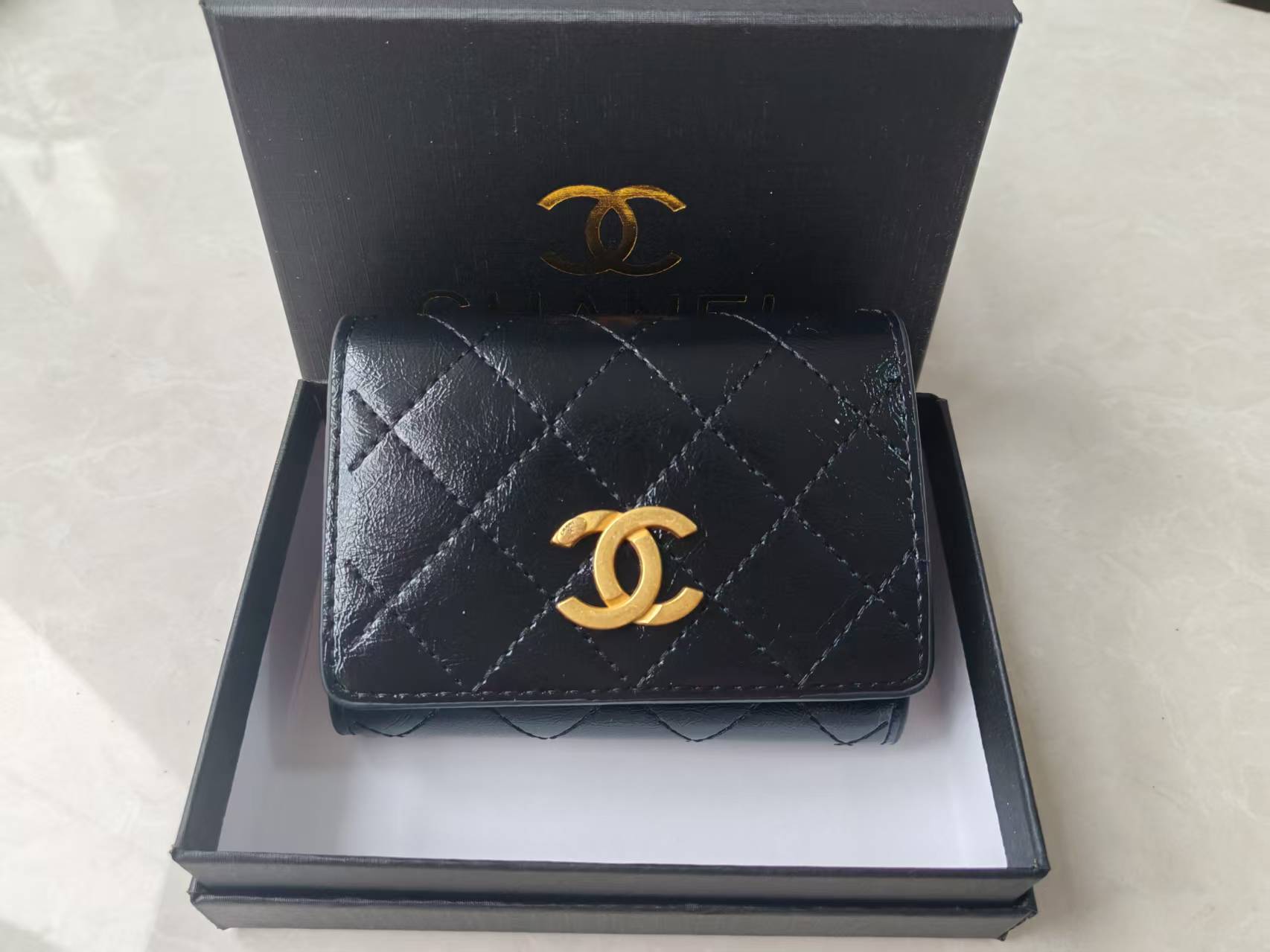 Simple and multi-functional wallet