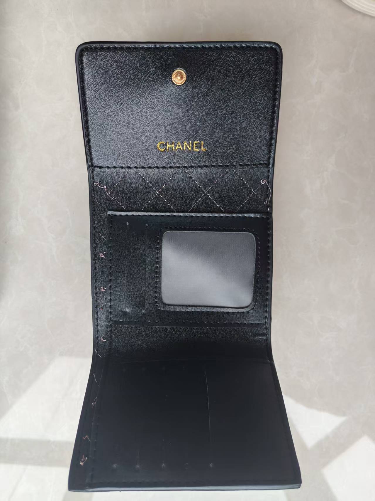 Simple and multi-functional wallet