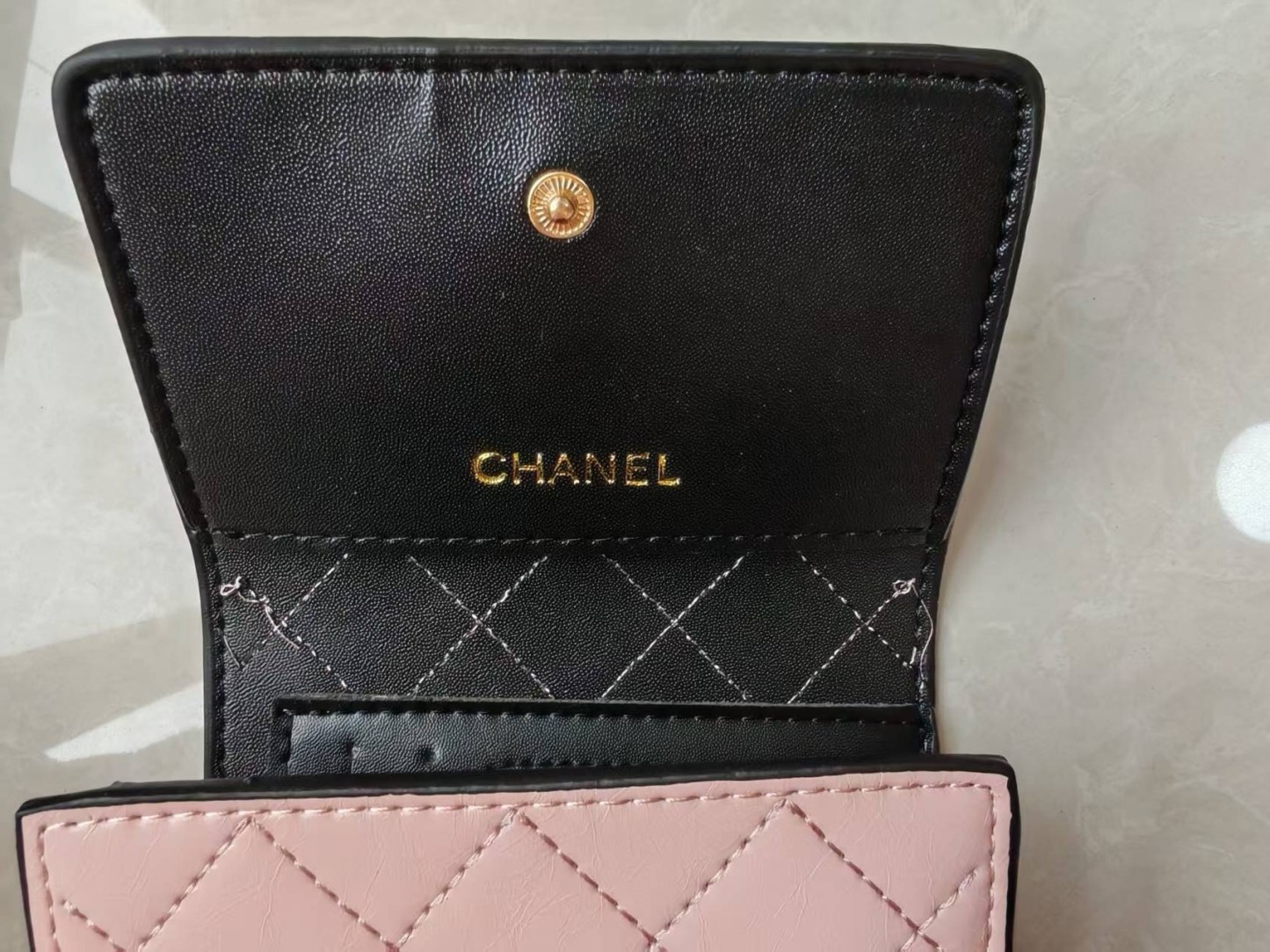 Simple and multi-functional wallet