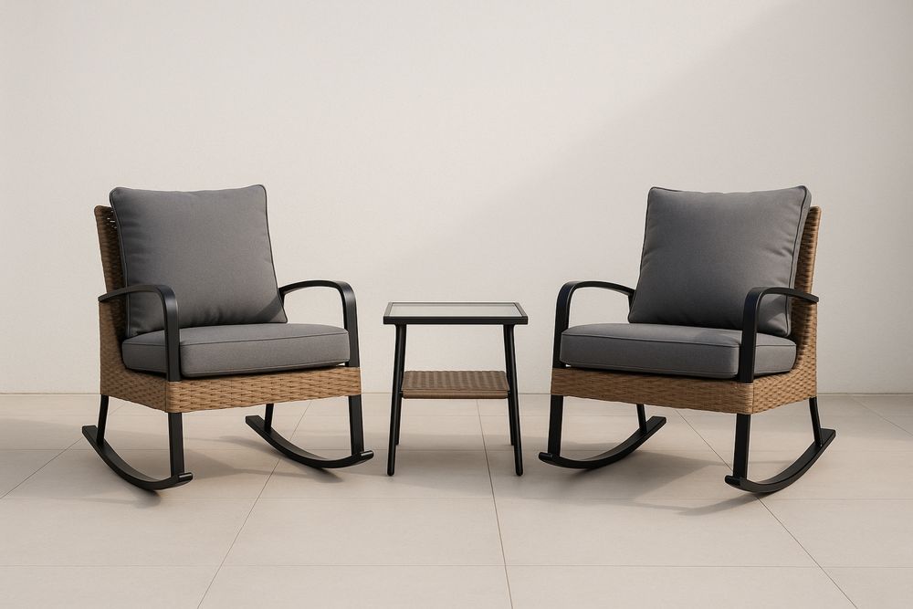 Set poltrone a dondolo in rattan con cuscini grigi e tavolino in vetro temperato