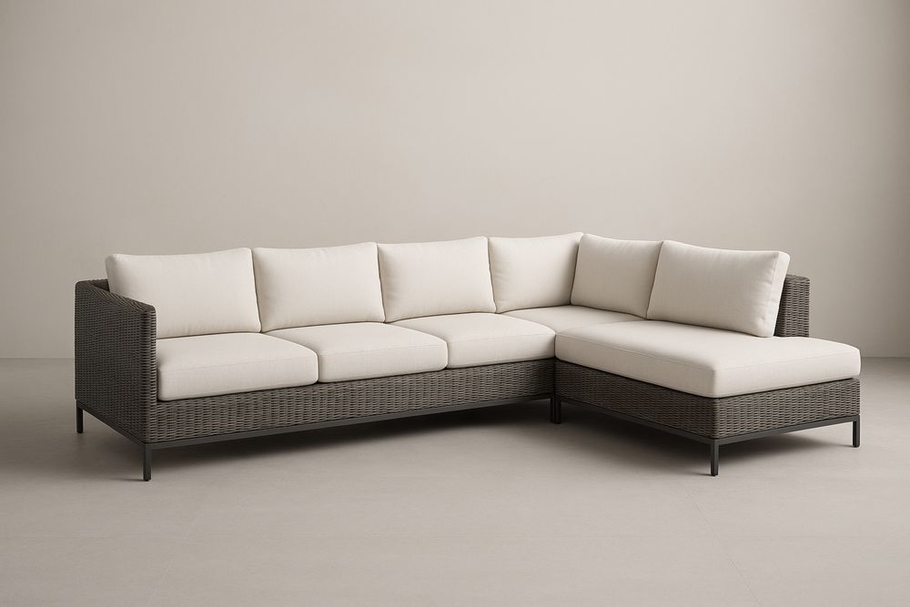 Divano angolare in rattan sintetico con cuscini in tessuto beige, struttura in metallo