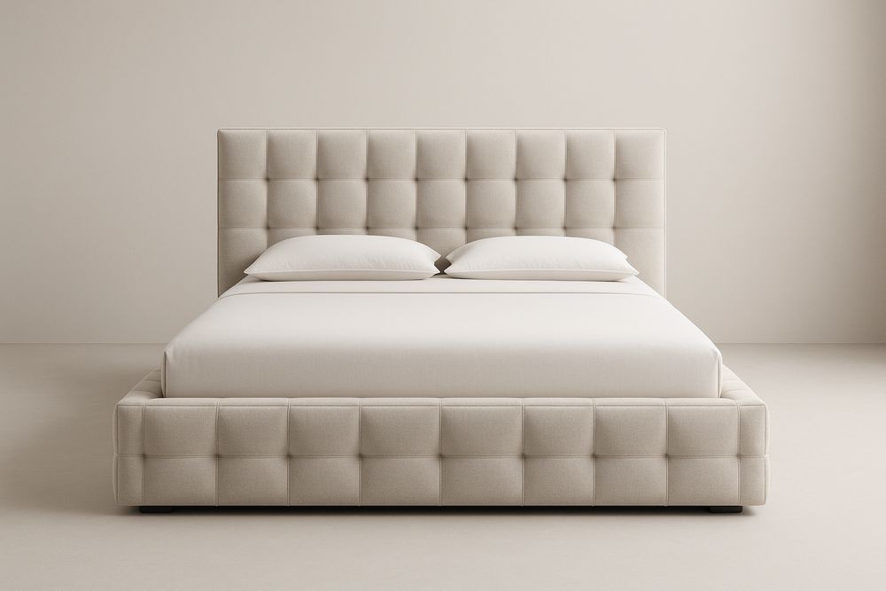 Letto imbottito in tessuto beige con testiera trapuntata