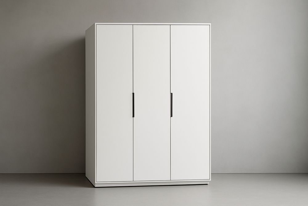 Armadio a tre ante in legno composito bianco con maniglie nere