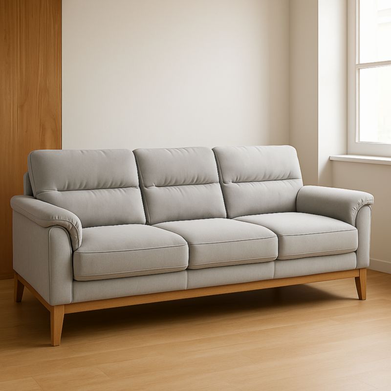 Divano a tre posti in tessuto grigio chiaro con gambe in legno massello