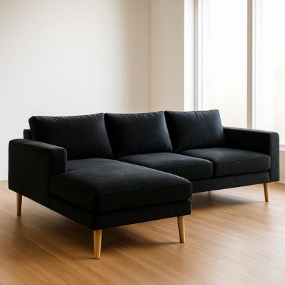Divano angolare in tessuto nero con chaise longue e gambe in legno massello