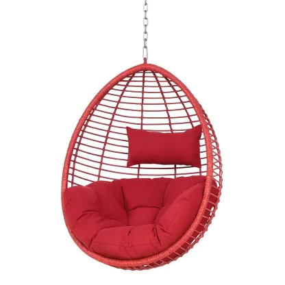 Fauteuils œuf suspendus en rotin synthétique avec coussins rouges