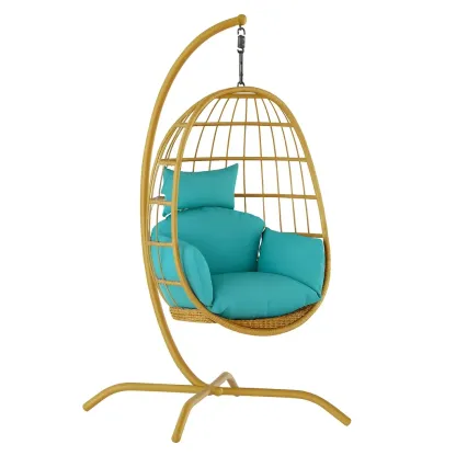 Fauteuils œuf suspendus en rotin jaune avec coussin bleu