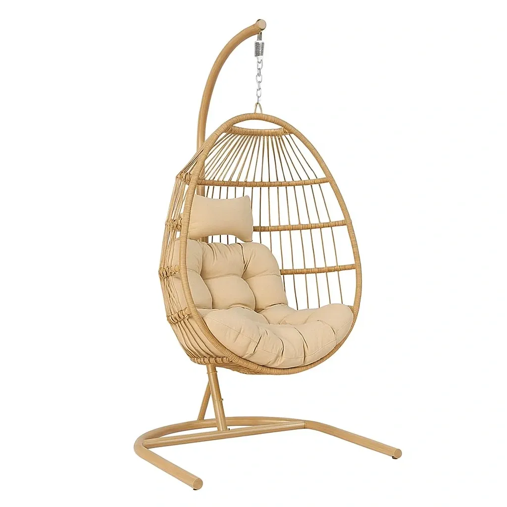 Fauteuils œuf suspendus en polyrattan avec support en acier et coussins beige