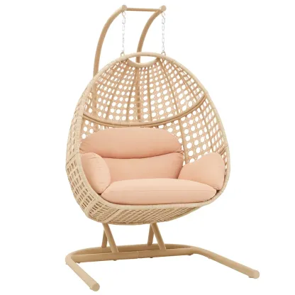 Fauteuils œuf suspendus en rotin synthétique avec coussin beige et rose