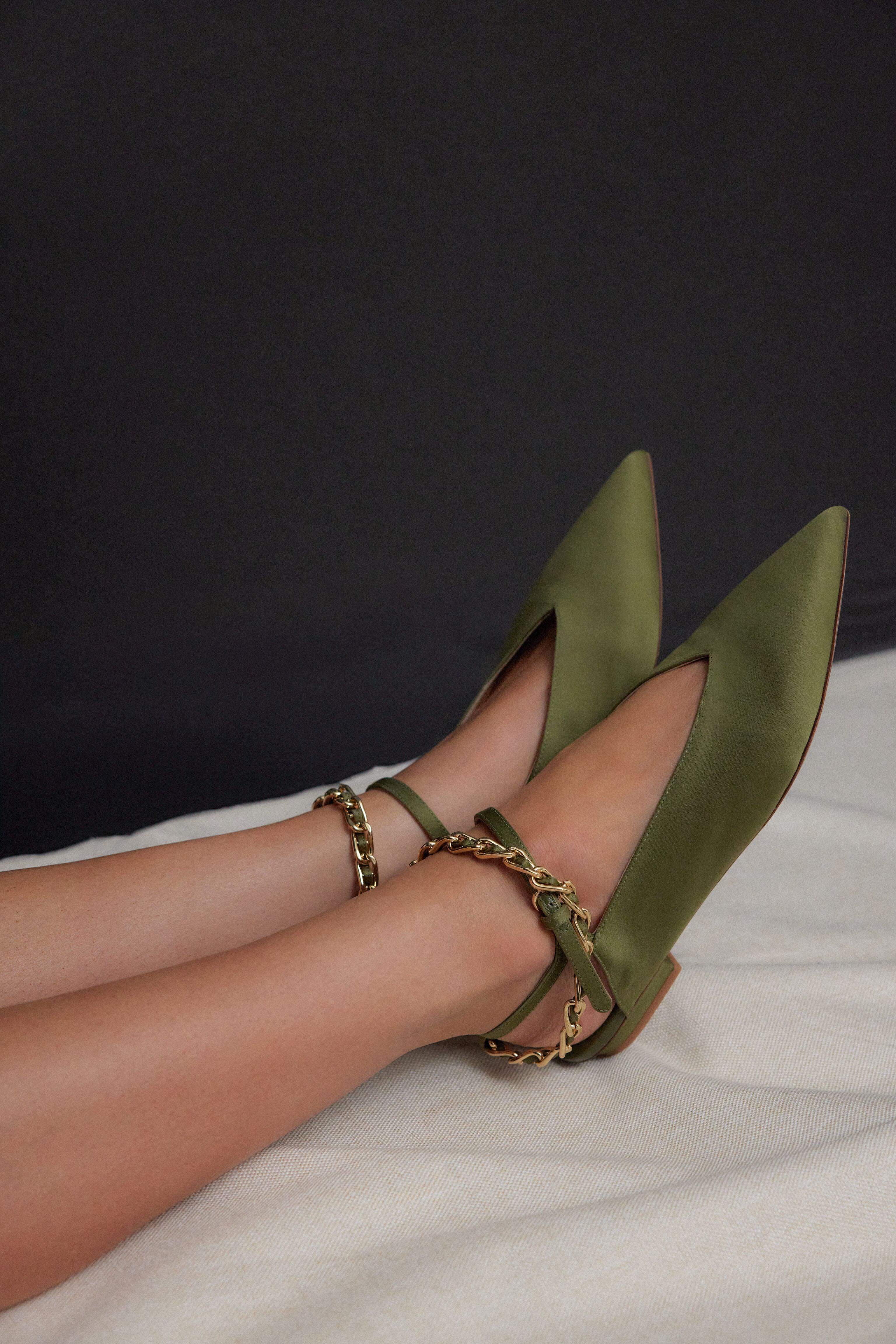 Dark Green Pointed Flats with Chain-Beilave
