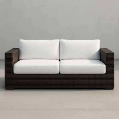 Divano 2 Posti in Rattan Sintetico con Cuscini Bianchi