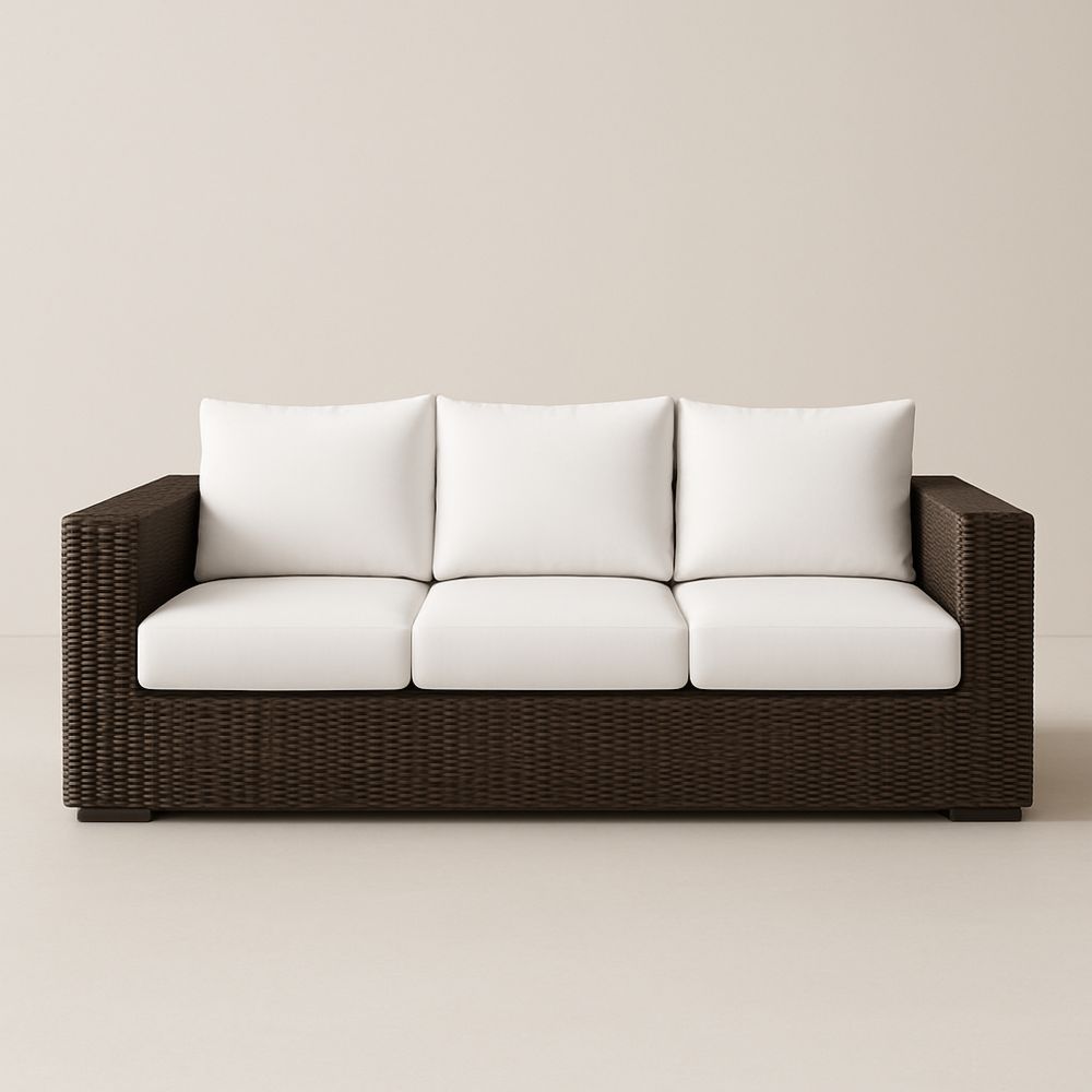 Divano in Rattan Sintetico Marrone con Cuscini in Poliestere Bianchi