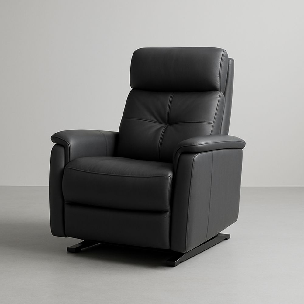 Poltrona in pelle nera con struttura in legno massello