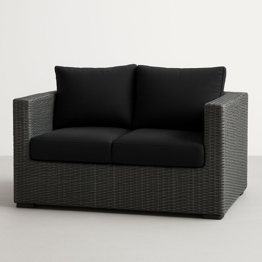 Divano a due posti in rattan con cuscini neri