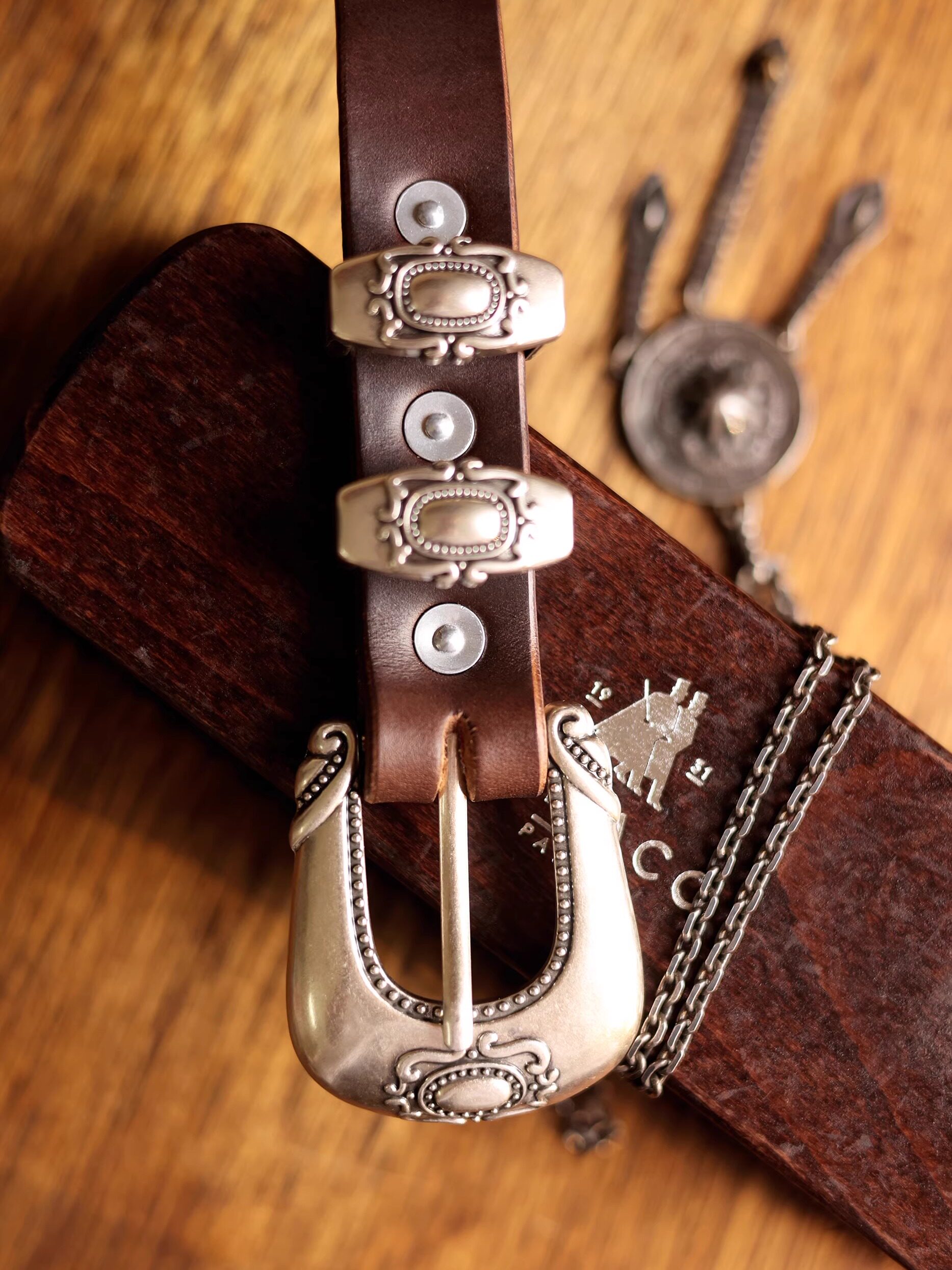 Silver rivet engraved top-grain leather belt 3.5cm