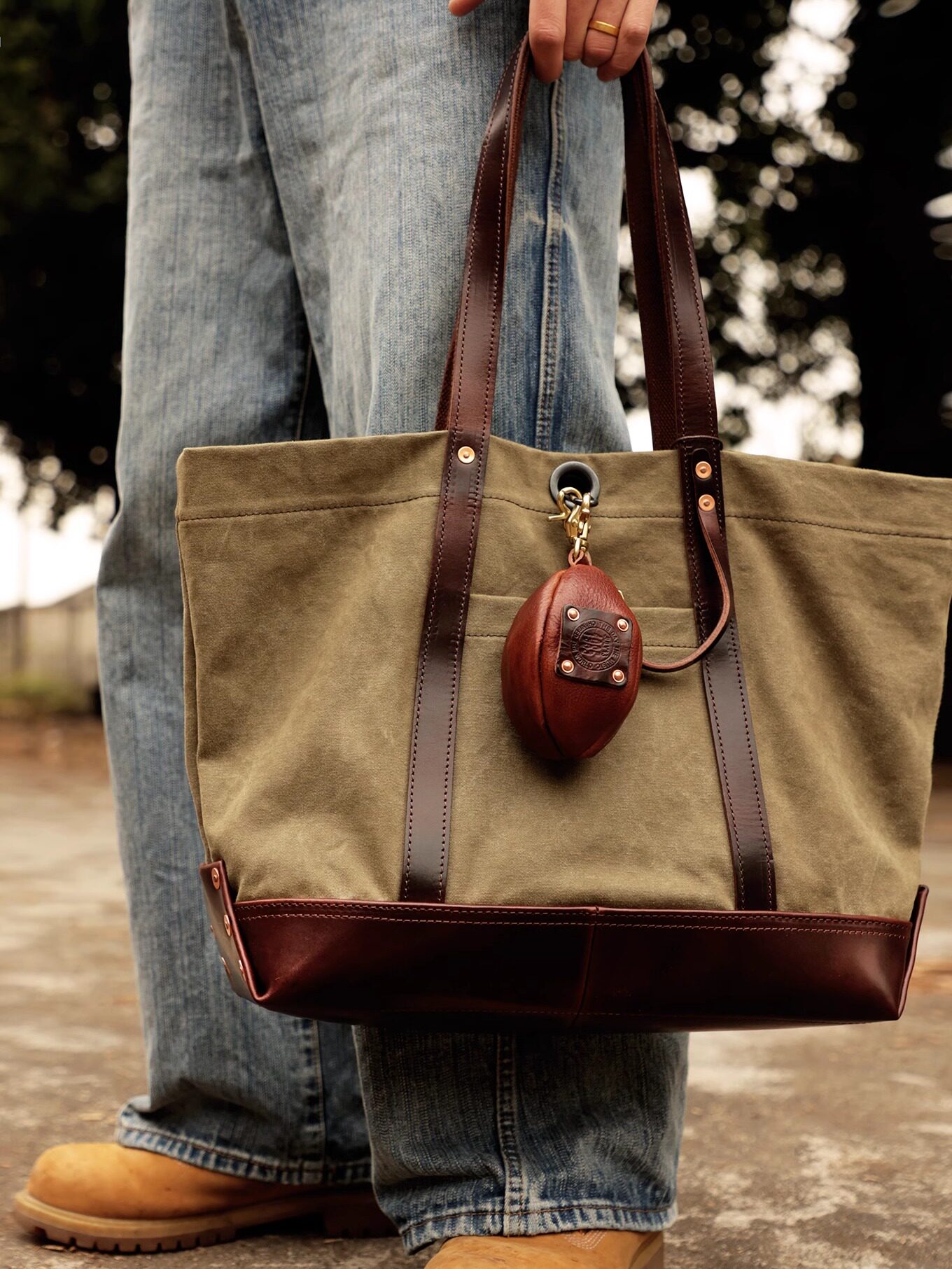 Large capacity crossbody bag