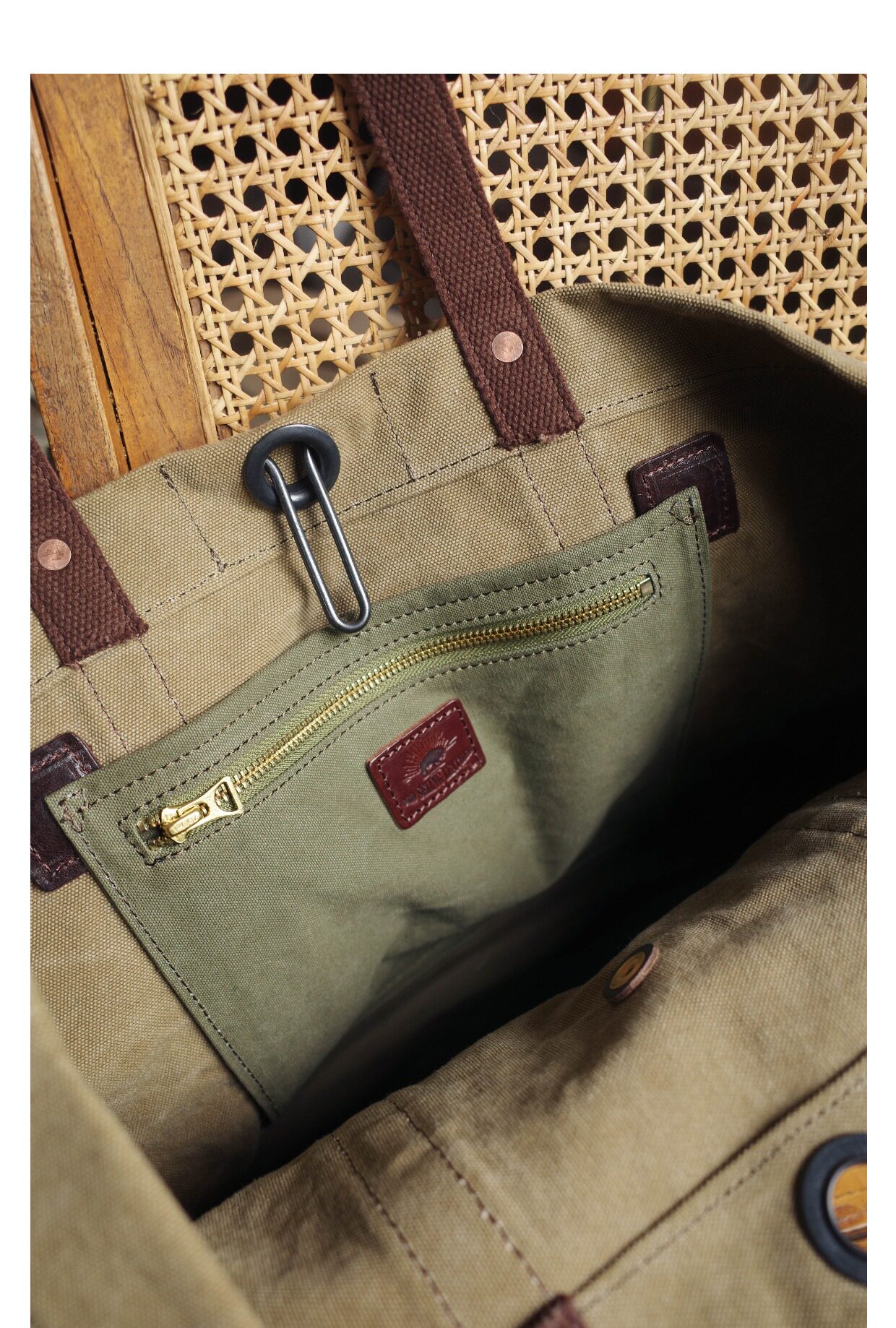 Large capacity crossbody bag