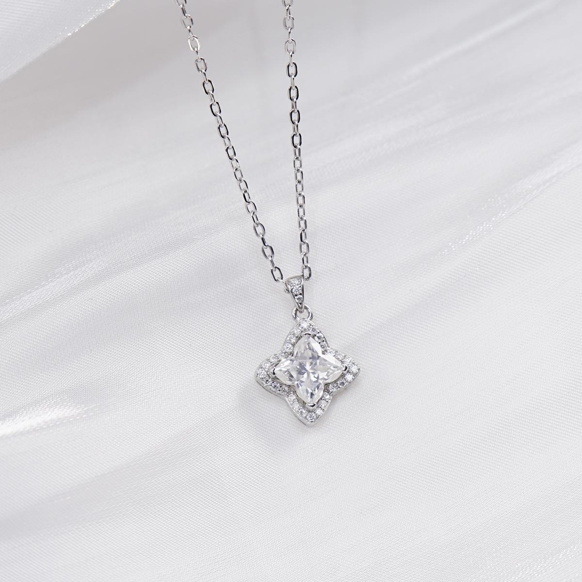Moissanite 1.1ct Brilliant Iced-Out Lily Bulb Four-Leaf Clover Pendant