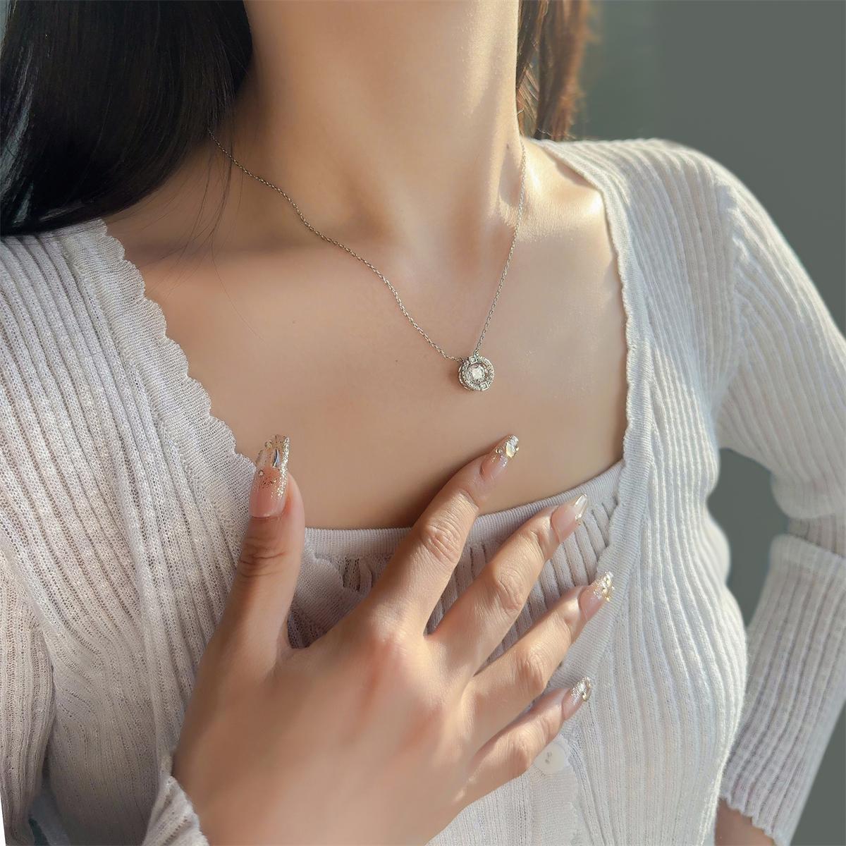 Moissanite 1ct Flickering Halo Pendant Necklace