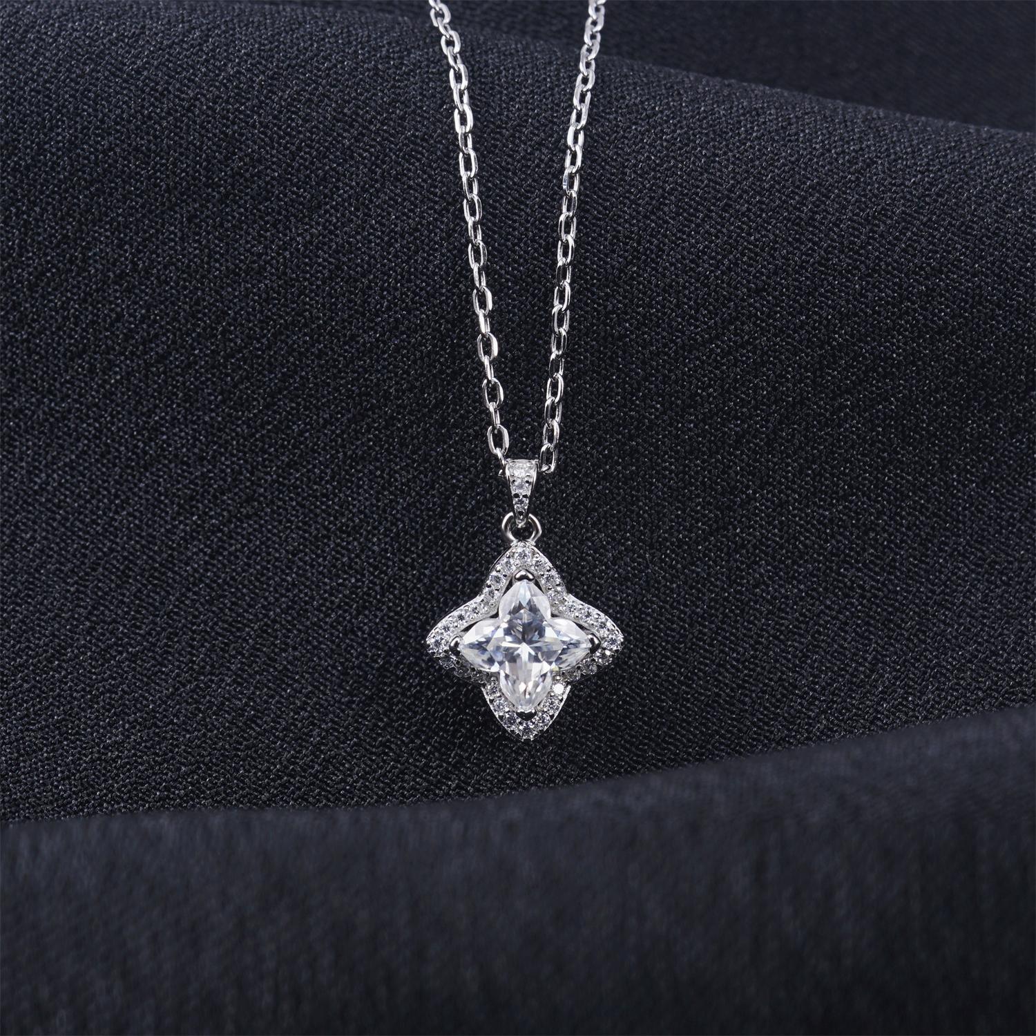 Moissanite 1.1ct Brilliant Iced-Out Lily Bulb Four-Leaf Clover Pendant