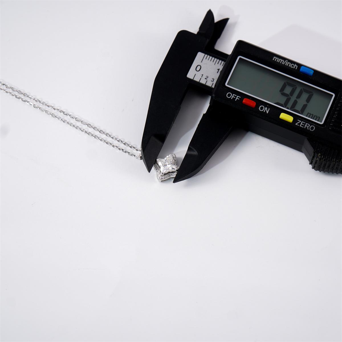 Moissanite 1.1ct Brilliant Iced-Out Lily Bulb Four-Leaf Clover Pendant