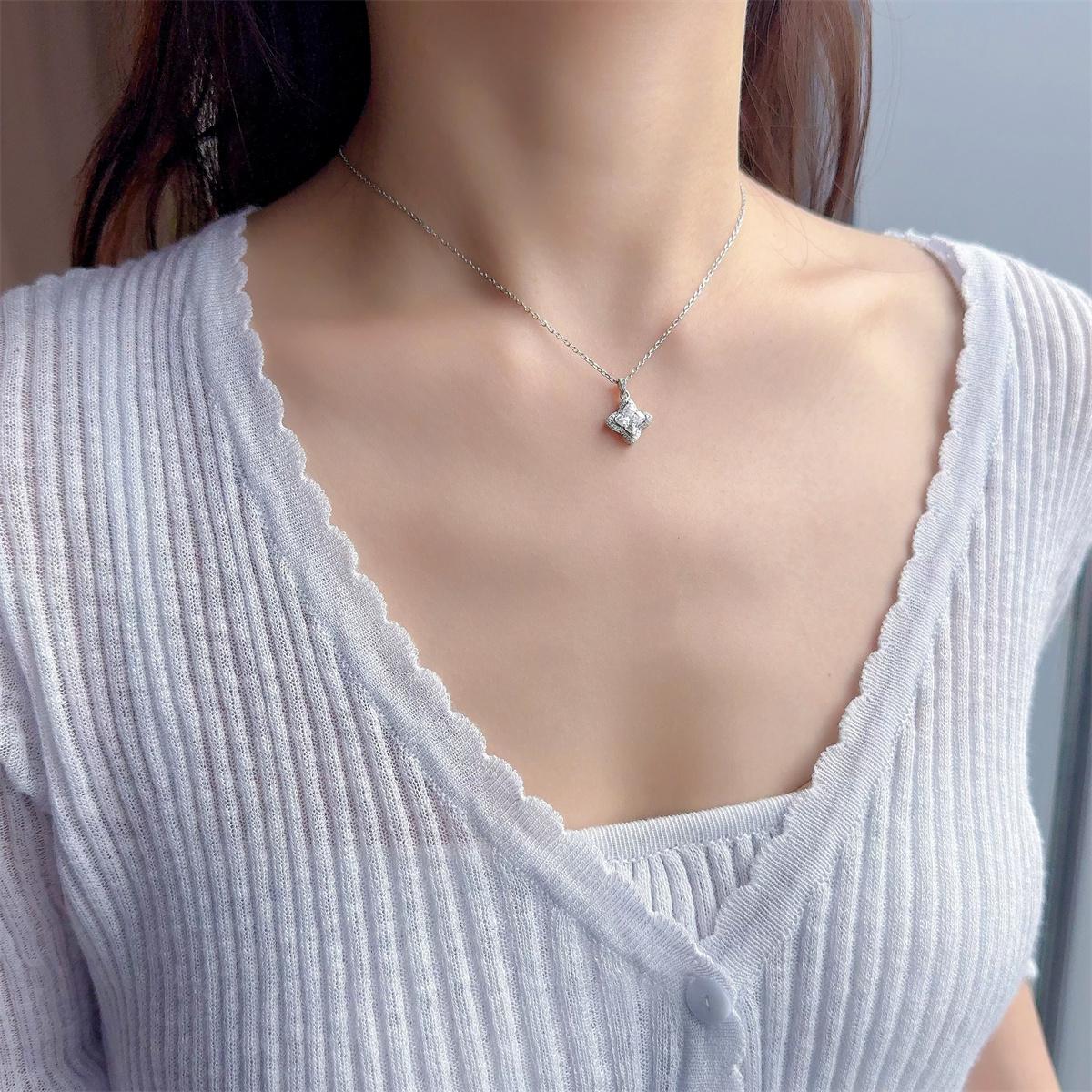 Moissanite 1.1ct Brilliant Iced-Out Lily Bulb Four-Leaf Clover Pendant