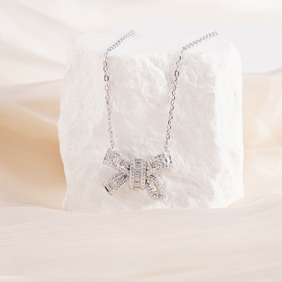 Moissanite 0.8ct Bow-tie Pendant Necklace