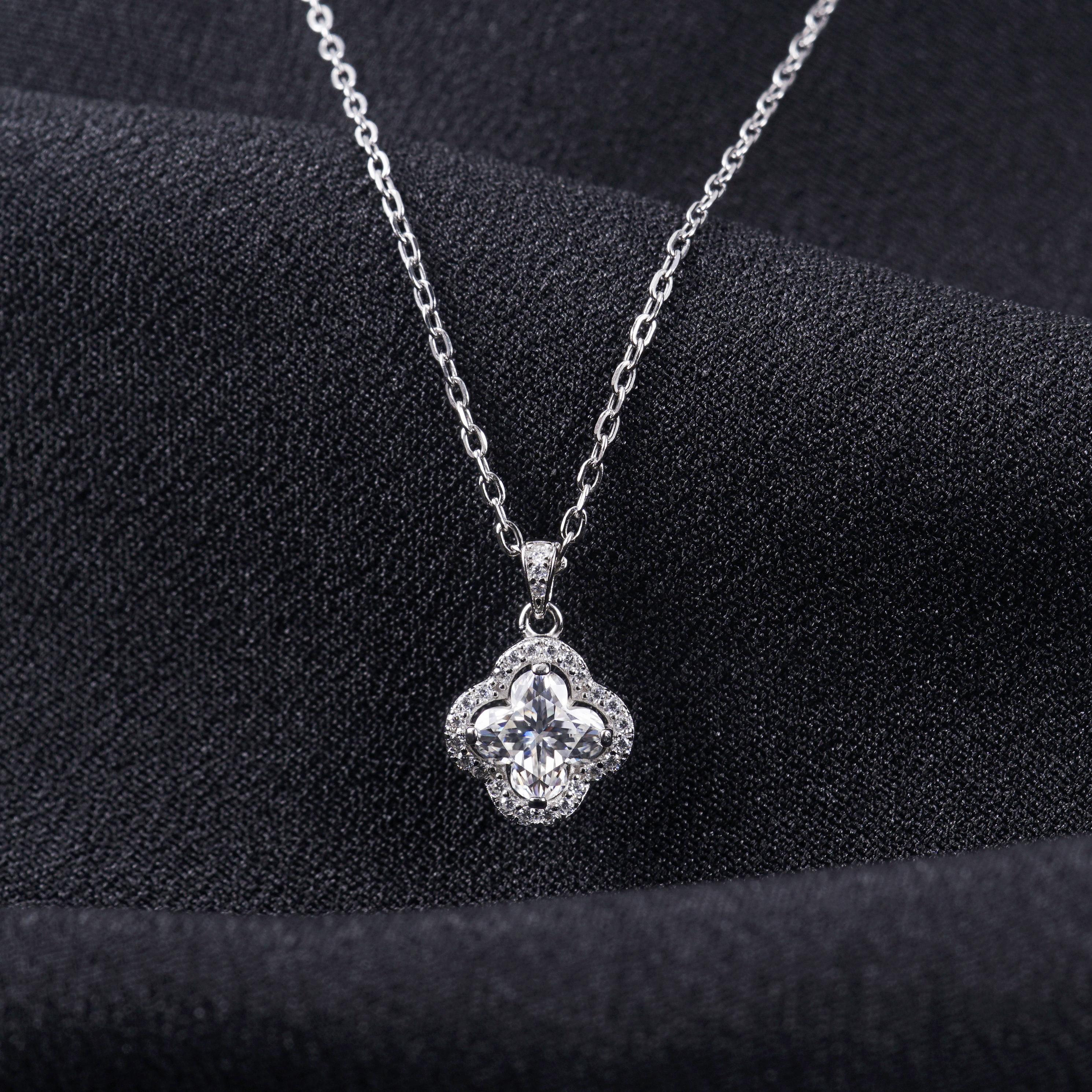 Moissanite 1.1ct Bling Luxury Four-Leaf Clover Pendant Necklace