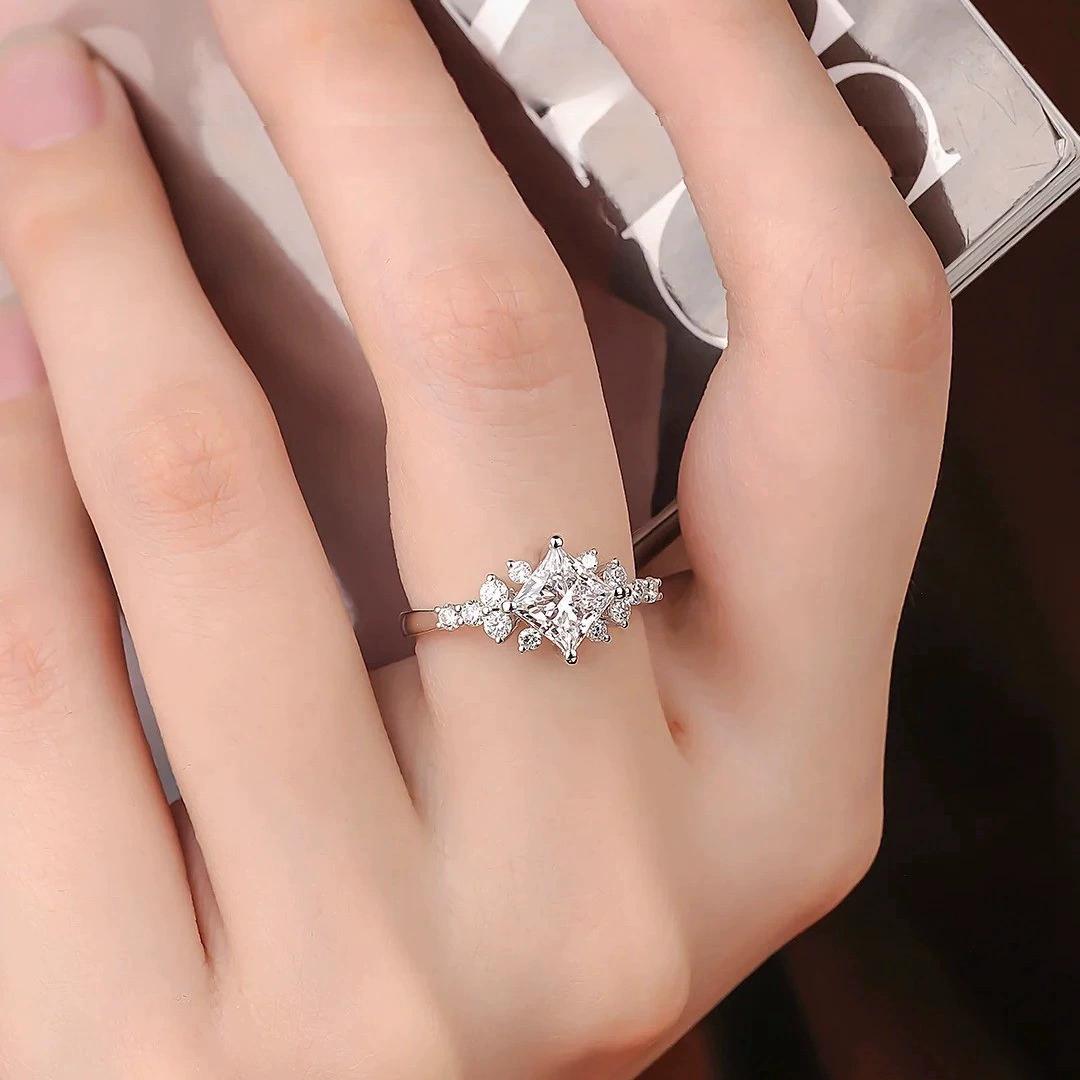 Moissanite 1ct Vintage Starburst Princess Ring