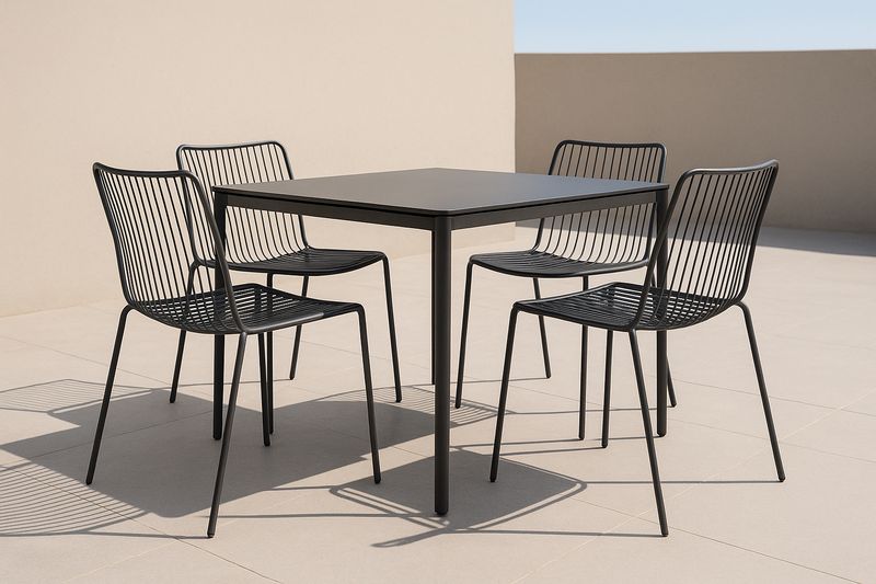 Set Tavolo Quadrato e 4 Sedie in Metallo Nero per Esterni
