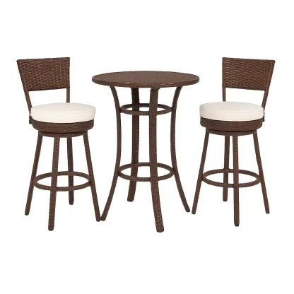 Set tavolo da bar con sedie in rattan marrone con cuscini bianchi