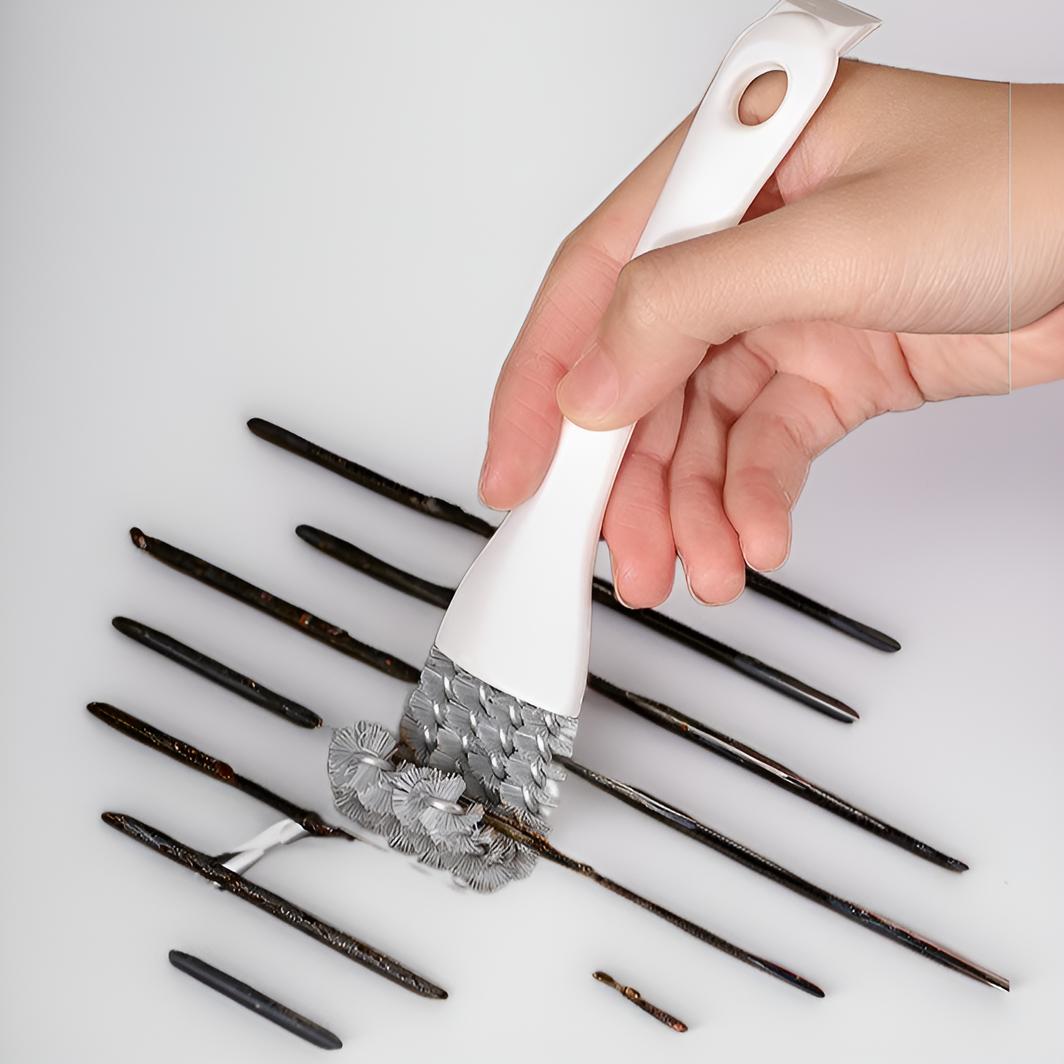 Cepillo de limpieza multifuncional limpiando ollas